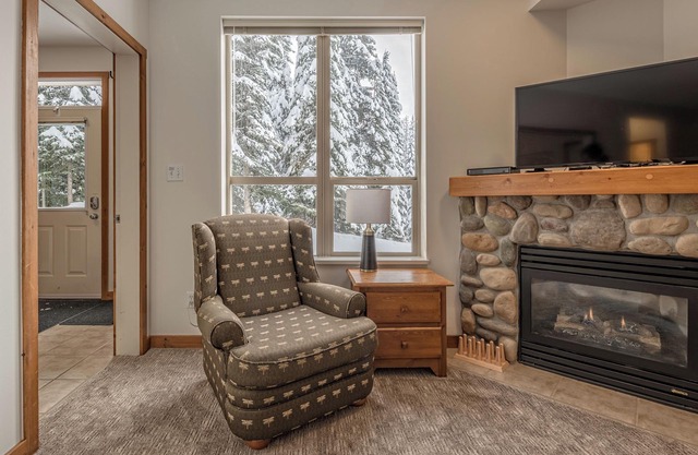 Cozy 2 bedroom/1 bathroom condo right on the ski way! Pet friendly too