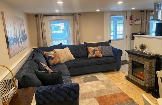 Cozy 2-Bed Lakefront Weirs Beach