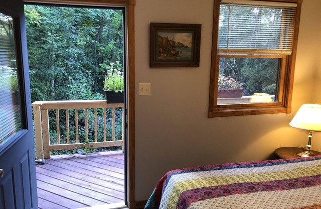 Cozy 2 bedrm apart with full kitchen surrounded by woods 25 mins from Milwaukee