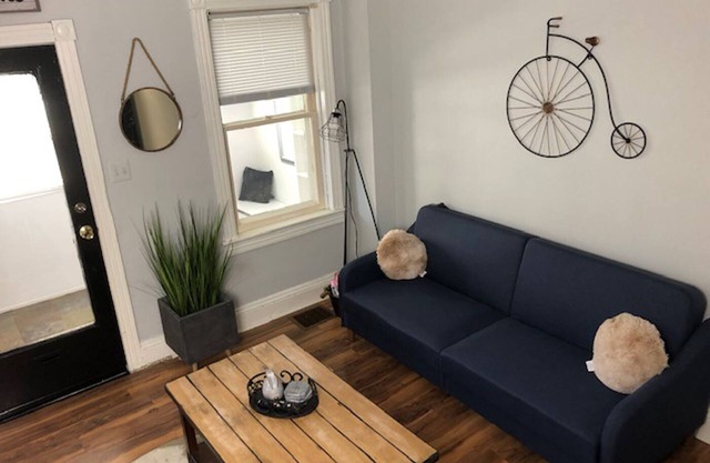 Cozy 2 Bedroom 1.5 Bath Cottage in Easton PA