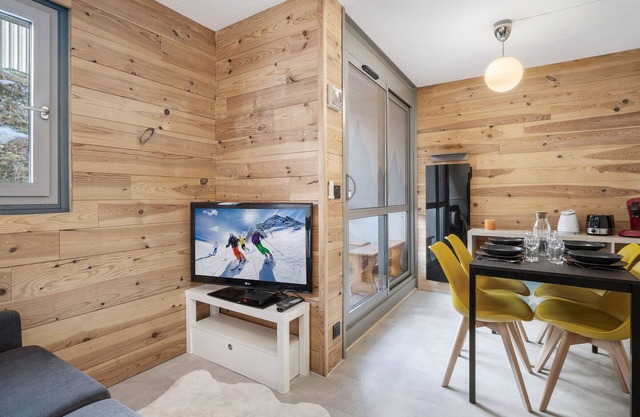 Cozy 2-Bedroom Apartment for 4 at Residence Lauzières, Ski-In/Ski-Out Access, Val Thorens