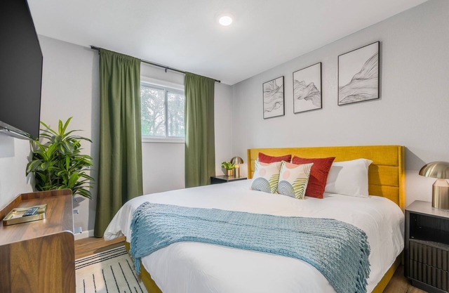 Cozy 2-bedroom apartment close to Kansas City, King bed and Workspace