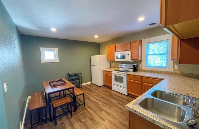 Cozy 2-bedroom apartment with AC, WiFi, and self check-in in welcoming Marshall