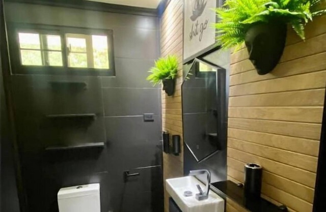 Cozy 2-bedroom apartment in amazing Carnbee with AC