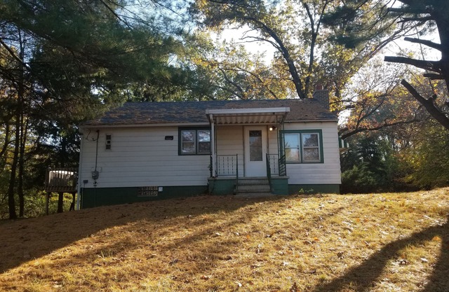 Cozy 2 bedroom cottage with fireplace