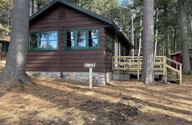 Cozy 2-bedroom cabin on Wisconsin River Chain -n200' from the Beach Bar & Grill