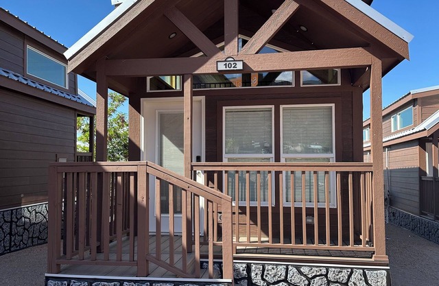 Cozy 2-bedroom cabin #102