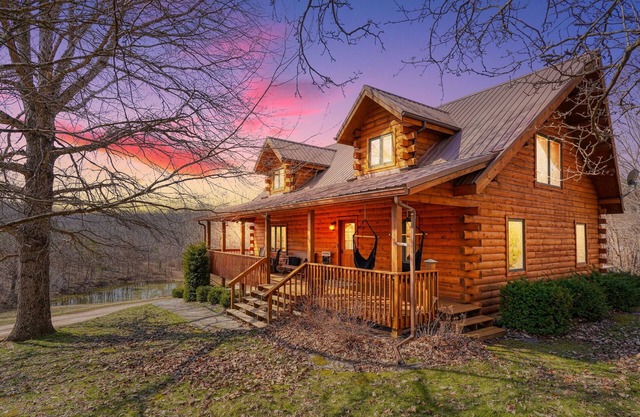 Cozy 2-bedroom cabin. Private and wooded setting, WiFi, Pond & Hot Tub