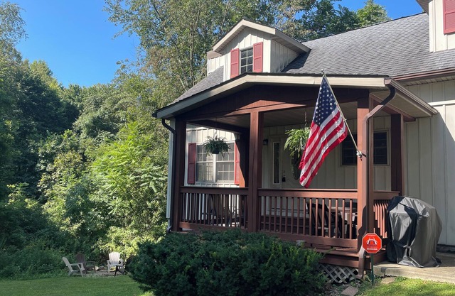 Cozy 2 bedroom cabin with large loft near Salt Fork Park and Lake with WiFi, AC