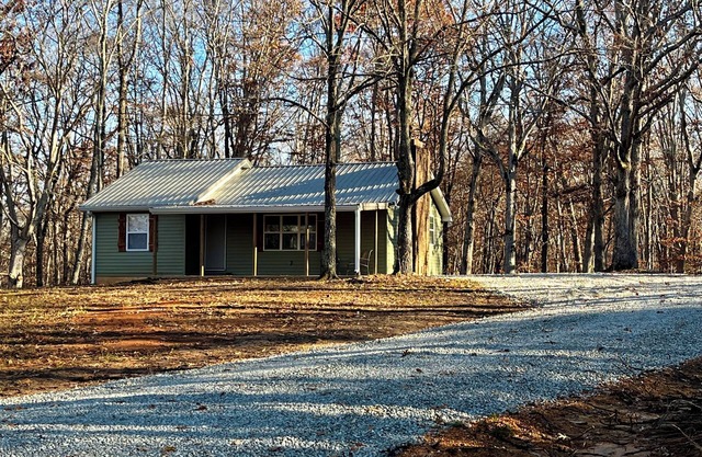 Cozy 2-bedroom cabin in charming Lexington with WiFi, AC