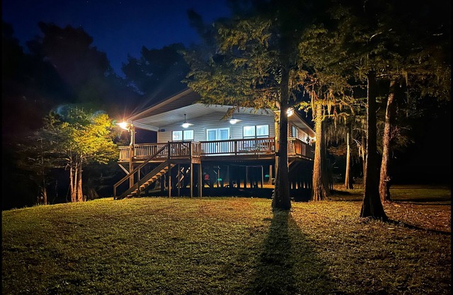 Cozy 2-bedroom cabin with WiFi, AC in tranquil Doyline
