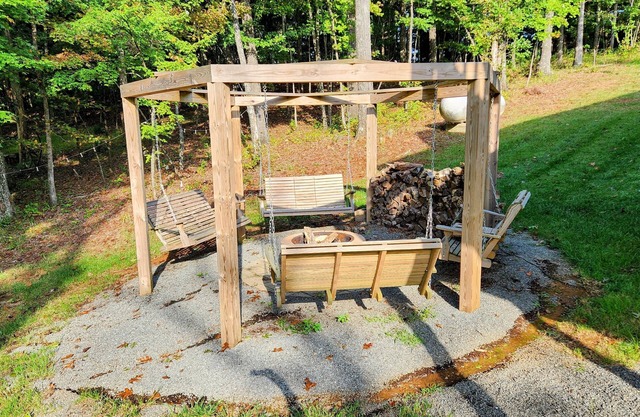 Cozy 2-bedroom cabin with lots of room, AC and WiFi near the Blue Ridge Parkway.
