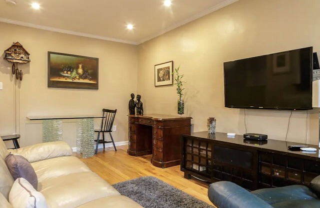 Cozy 2-Bedroom Flat Near Manhattan