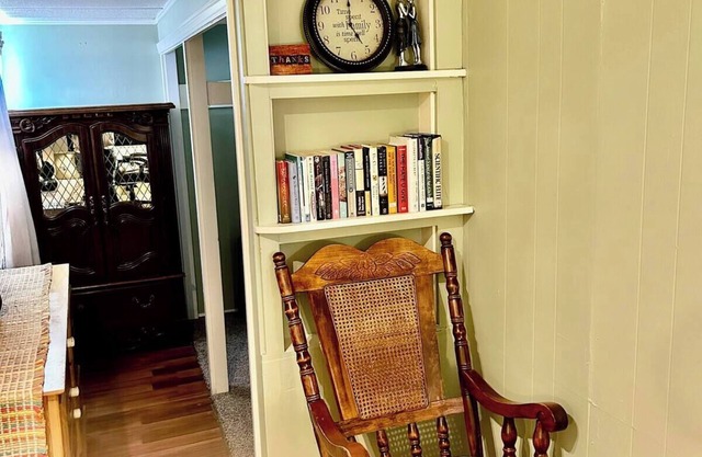 Cozy 2-bedroom house in a tranquil neighborhood in Stoneham with WiFi, AC