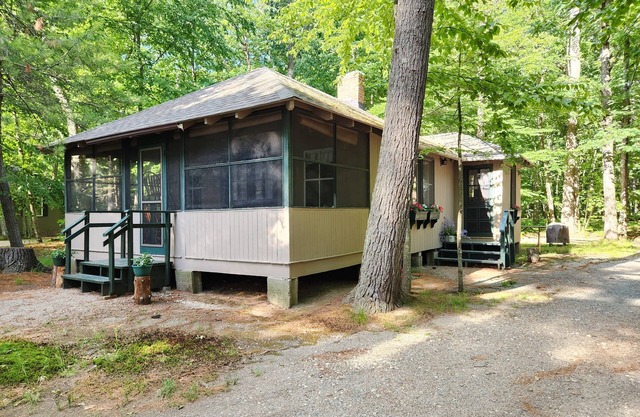 Cozy 2-bedroom Lakeside Cottage in Stow with WiFi