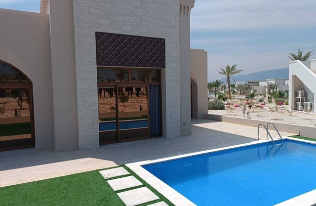 Cozy 2-Bedroom Poolside Haven