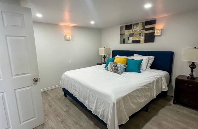 Cozy 2 Bedroom Suite with fire pit and close to malls and restaurants