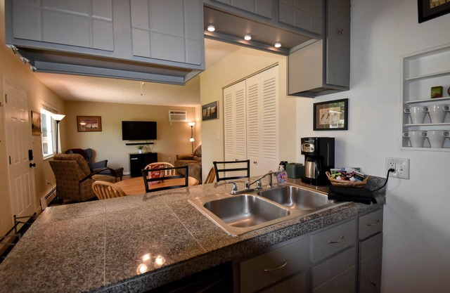 Cozy 2-bedroom townhome in gorgeous Lakewood with WiFi, AC