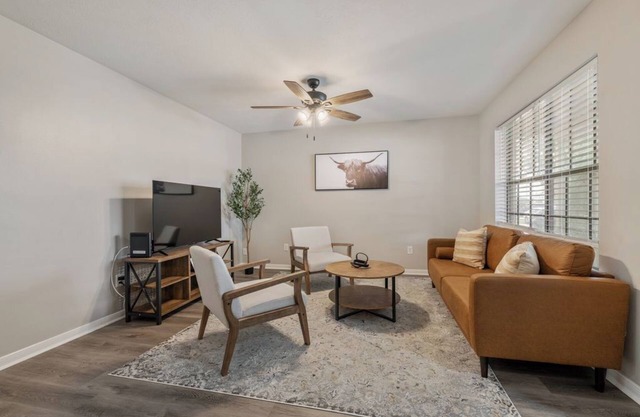 Cozy 2-bedroom apartment with WiFi, AC in central College Station