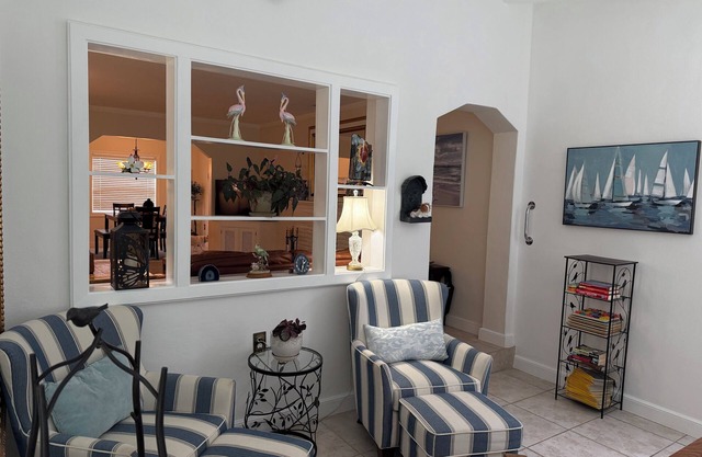 Cozy 2 bedroom Florida Style Cottage Centrally Located - 8 minutes to Beach