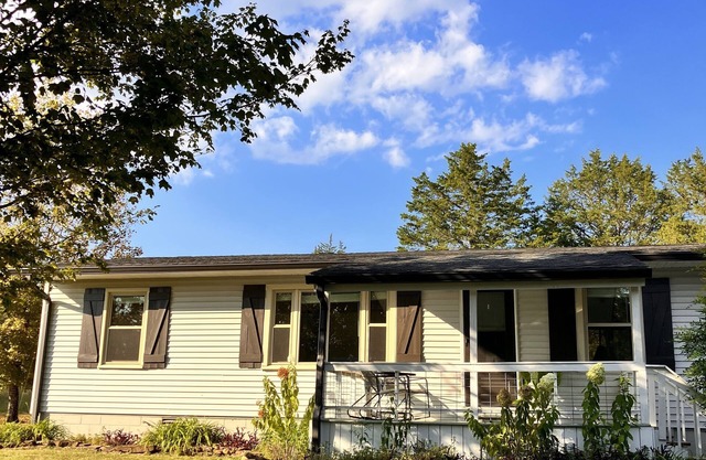 Cozy 2-bedroom vacation home, 15-minute drive to Spring Hill