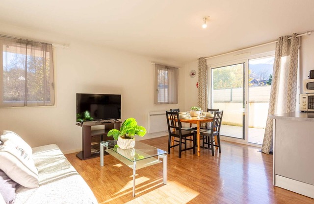 Cozy 2-BR Apt for 6 in Vielle Aure - Terrace, Parking, Near Thermal & Ski Lifts