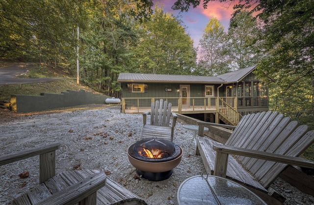 Cozy 2 BR + Fire Pit + Foosball and Pet Friendly