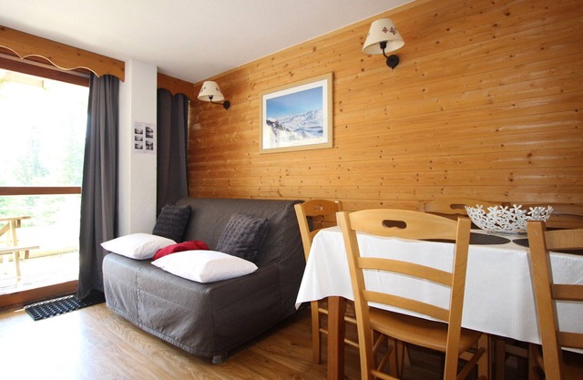 Cozy 2-Room Apartment with South-Facing Terrace, Ski-In/Ski-Out, Near Shops & ESF in Chamrousse