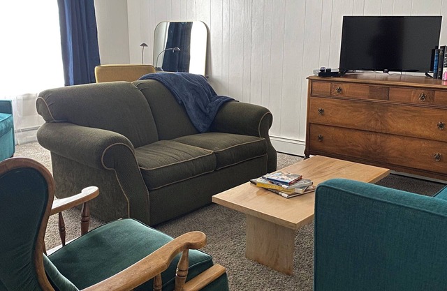 Cozy 20s Vintage 2BR House in Chisholm
