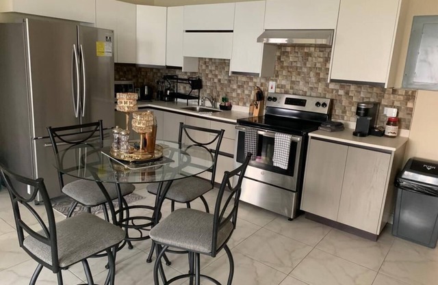 Cozy 2bedroom condo with 24/7 security, free Wi-Fi, and free Parking.