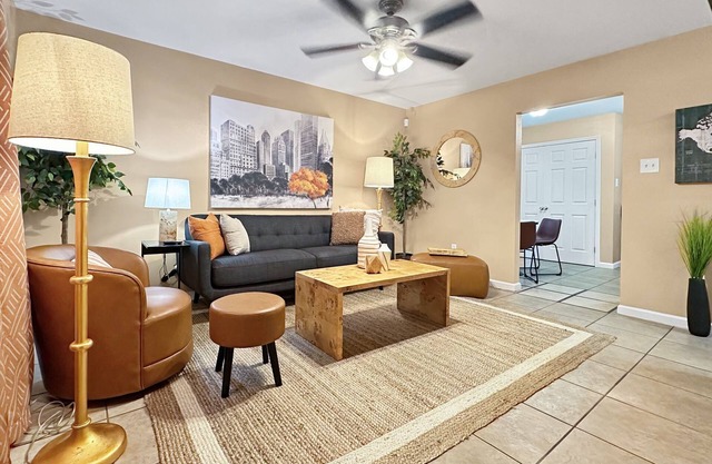 Cozy 2BR/1BA Near Local Hotspots