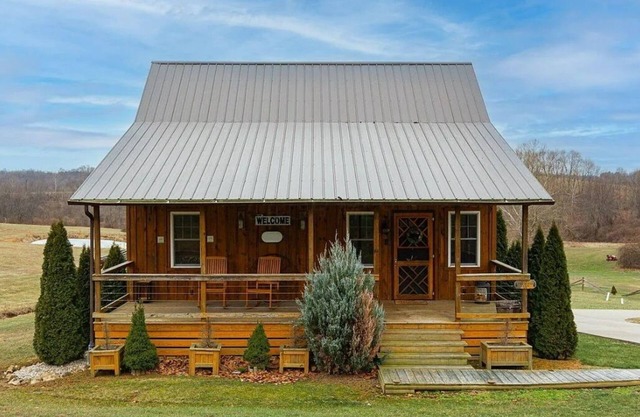 Cozy 2BR 2Bath Cabin, minutes from OU, Hocking Hills, Zaleski Forest.