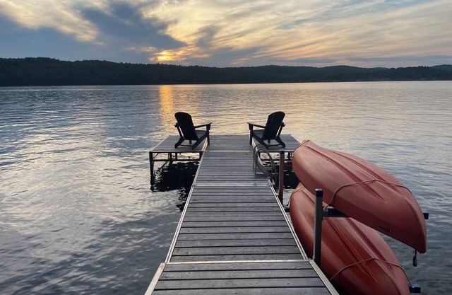 Cozy 2br cottage with firepit, long lake views, lake access and shady/sunny dock