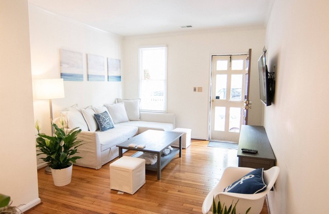 Cozy 2br home w/parking in downtown Annapolis