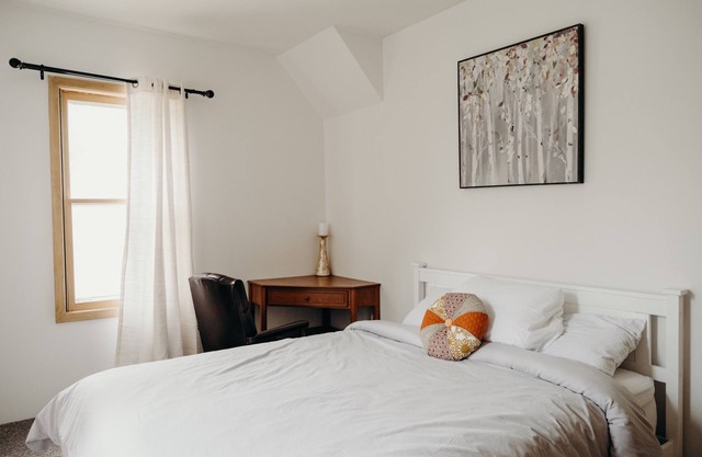 Cozy 2BR Mid Modern home in the Heart of Chisholm MN, homey, vintage stay.