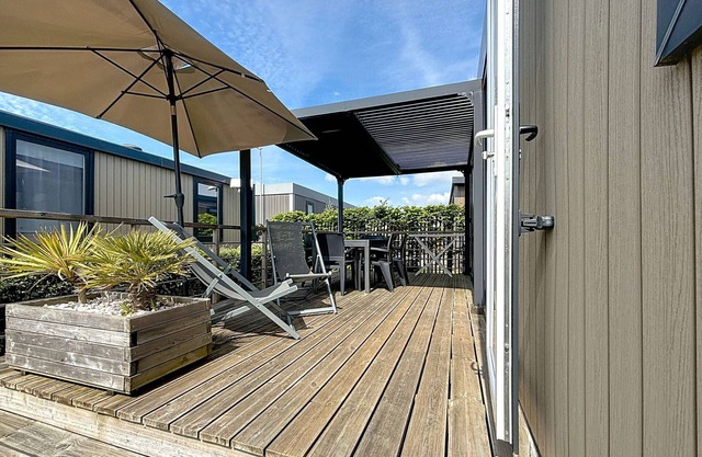 Cozy 2BR Mobile Home, Pool, 200m from Beach, 4 Guests, Parking, Fitness & More!