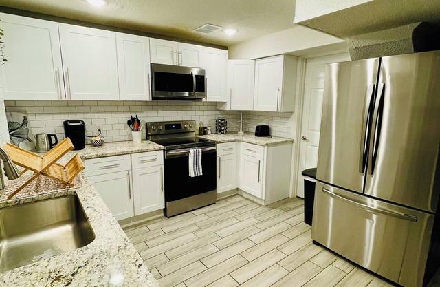 Cozy 2BR Retreat - Modern Stay Basement