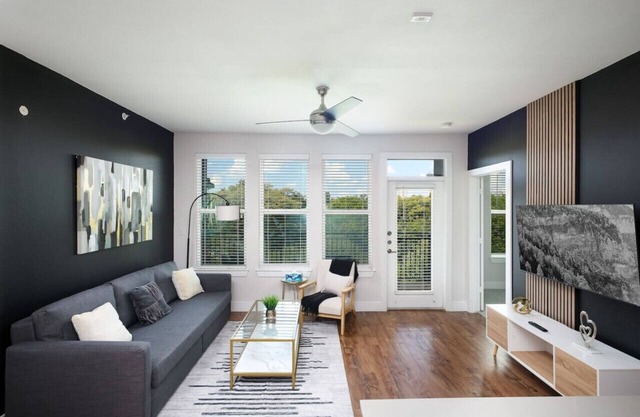 Cozy 2BR w/Gym, Parking, Near King Wms&Towers