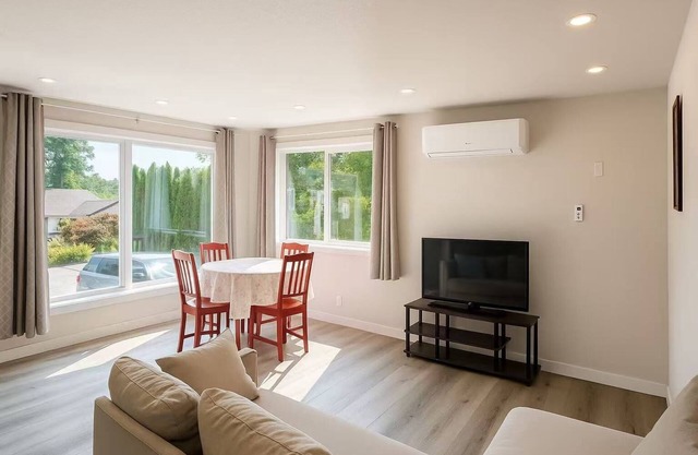 Cozy 2BR w/WiFi and AC Near UW, Northgate, Golf & All Amenities in Shoreline