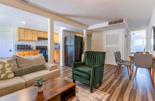Cozy 2BR, WFH Desk + Yard, Flexible Monthly Stays