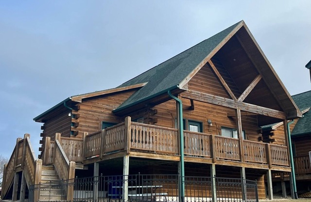 Cozy 3 Bed 2 Bath Cabin located next to Three Bears Resort in Warrens Wisconsin