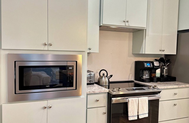 Cozy 3 bed home with grill, hot tub, garage, EV, pet friendly