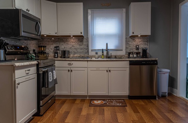 Cozy 3 Bed House w/Free Parking, Netflix & more.