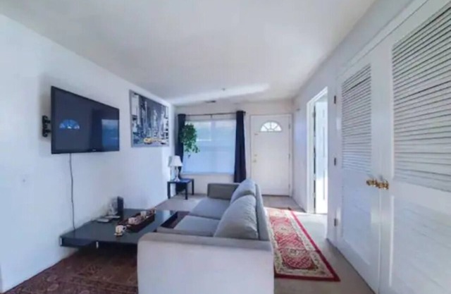 Cozy 3 bed 2 full bath first floor apartment washer dryer 10 minutes to station
