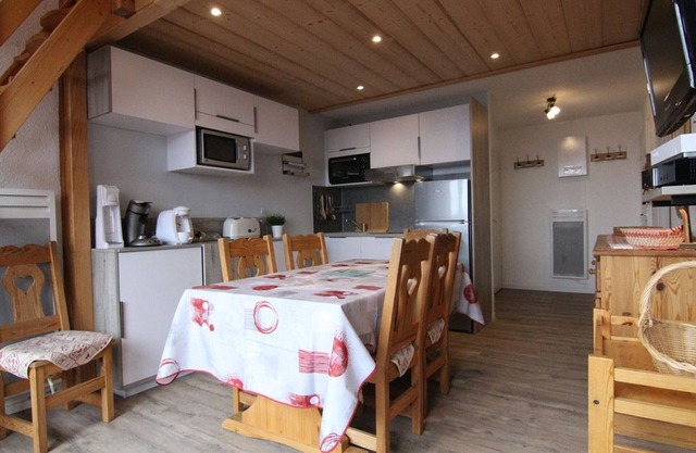 Cozy 3-Bedroom Apartment for 6 in Alpe d'Huez – Ski-in/Ski-out, Internet, Pet Friendly