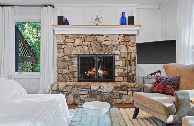 Cozy 3-bedroom cabin with Hot tub, WiFi, hiking, skiing, Wintergreen Resort!