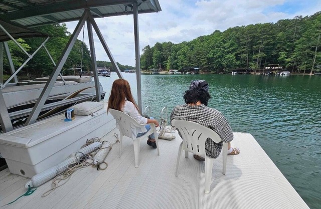 Cozy 3-bedroom lake front Cabin Lake Lanier Buford with WiFi, AC