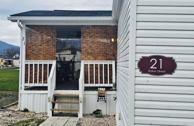 Cozy 3 bedroom modern mobile home in charming Moorefield with WiFi