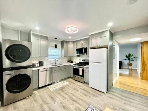 Cozy 3-Beds in 2-Bedrooms Apartment Near Quincy Adams