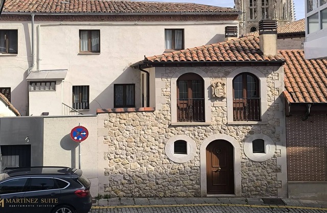Cozy 3-story house 2 minutes from the Cathedral! Ideal for families and groups